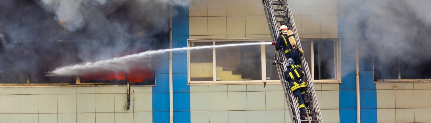 Firefighters extinguishes fire