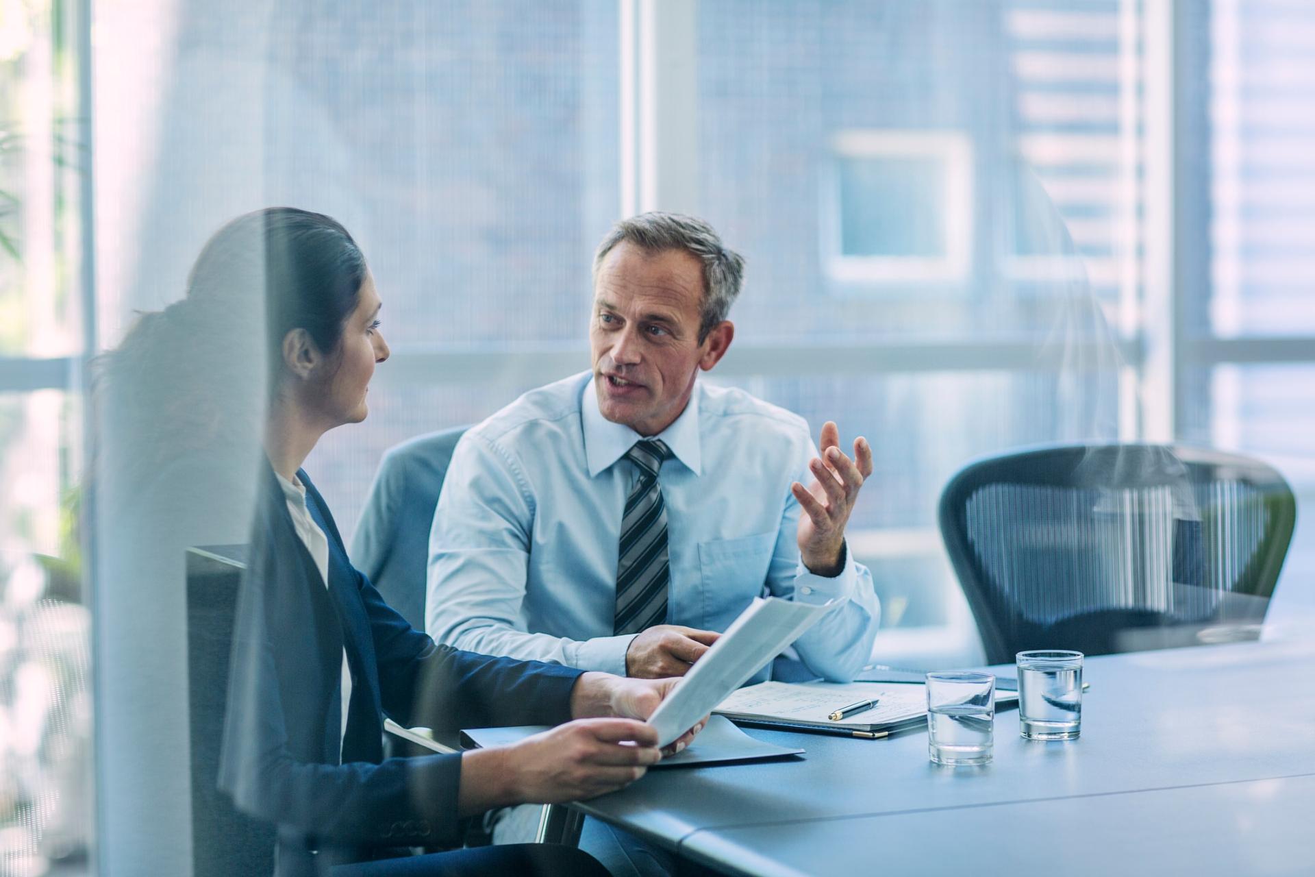 2 colleagues in a discussion