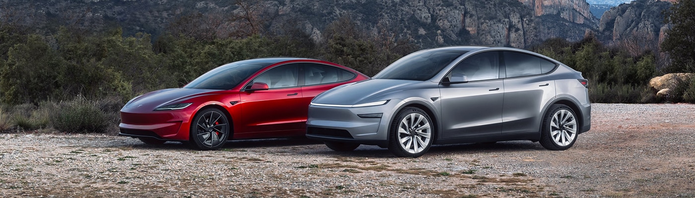 紅色 Tesla Model 3 與銀色 Tesla Model Y 並排停泊在山區碎石地上。